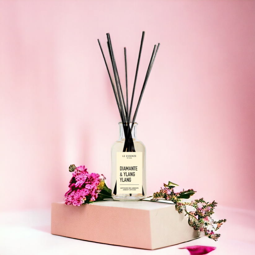 Diamante & Ylang Ylang Diffuser Sticks von Le Essenze di Elda bei Waschparfüm24, exotischer Duft für sinnliche Raumstimmung.